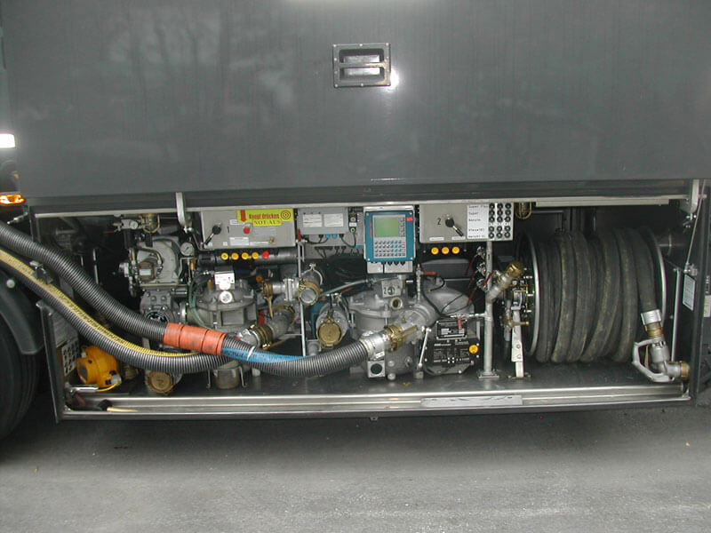 Technik eines Mineralöltransporters Pumpen, Schläuche und Messgeräte sorgen für eine präzise und sichere Mineralölversorgung